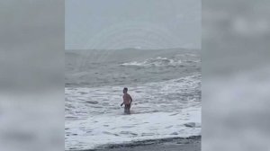 В Сочи сняли на видео мужчину, рискнувшего зайти в штормовое январское море