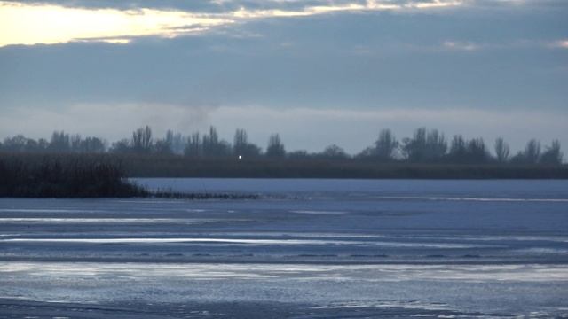 В ЭТОМ БОЛОТЕ РЫБА ЧИЩЕ, ЧЕМ В РЕКЕ! ПРОСТЕЙШАЯ СНАСТЬ КОСИТ РЫБУ ДЛЯ БАБУШКИ. РЫБАЛКА ПО ЛЬДУ смотреть онлайн