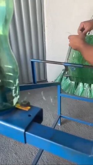 Вот мужик придумал, как можно использовать ненужные пластиковые бутылки.