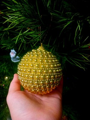 Снимаю новогодние игрушки с Ёлки