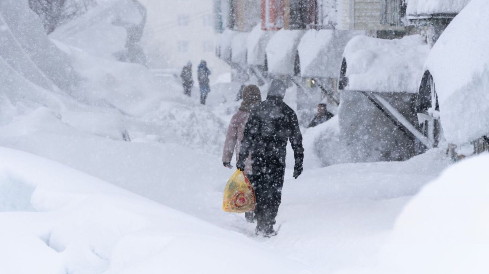 Сугробы выросли до 4-го этажа, машины закопаны глубоко под снегом. Последствия снегопада на Камчатке смотреть онлайн
