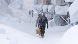 Сугробы выросли до 4-го этажа, машины закопаны глубоко под снегом. Последствия снегопада на Камчатке