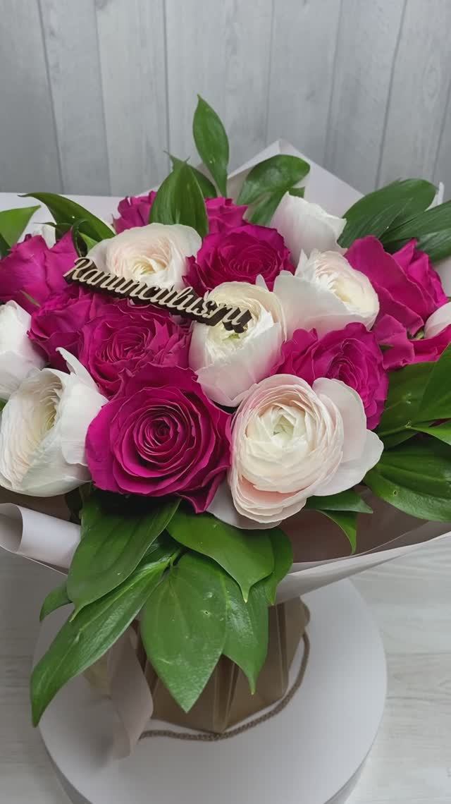 Букет из бело-розовых ранункулюсов и красных роз смотреть онлайн