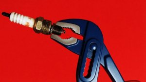 Как резать стекло без специальных инструментов: лайфхак с помощью свечи зажигания!