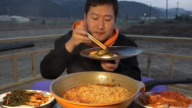Большая сковородка лапши плюс КИМЧИ капуста и лук Mukbang смотреть онлайн