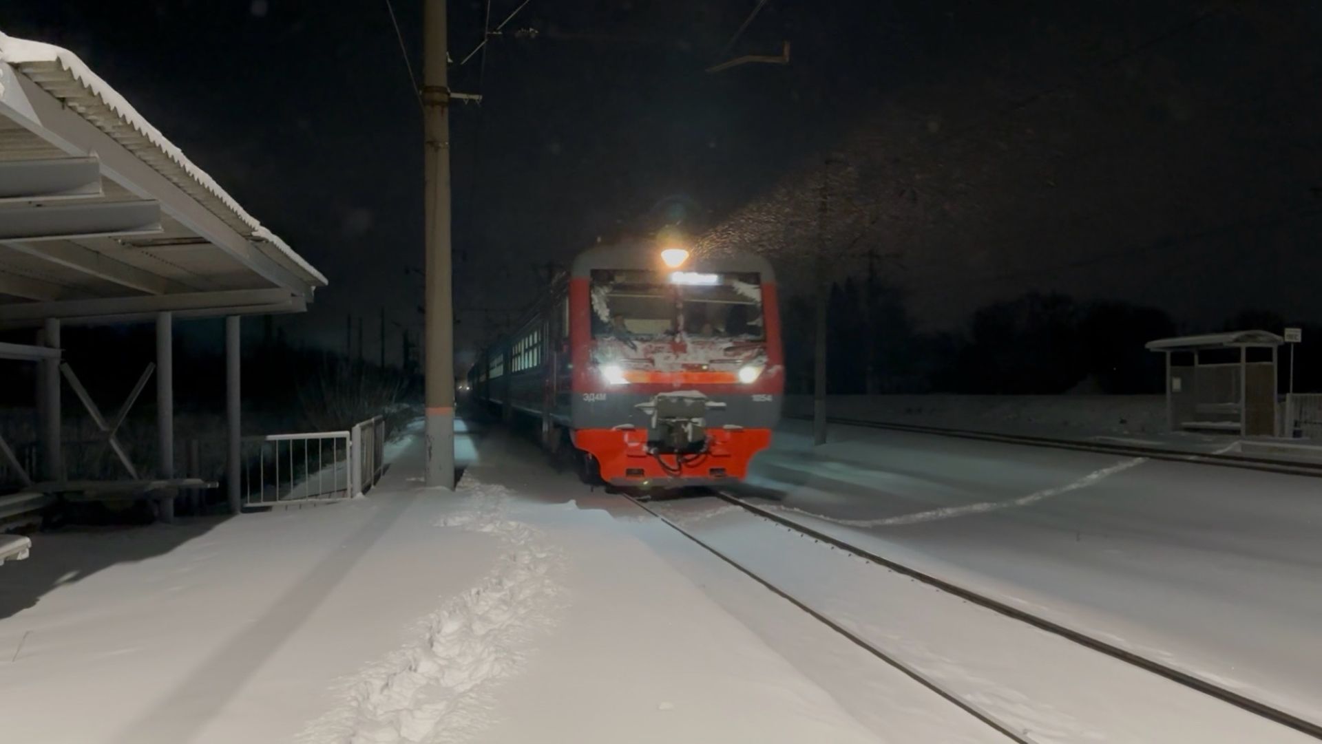 В 4 часа ночи и -15°С! Электропоезд ЭД4М-1054/1053 на перегоне, декабрь 2025 года смотреть онлайн