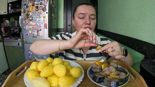 Скумбрия копченая, пряного посола, картошка с маслом#Еда#Вкусная домашняя еда смотреть онлайн