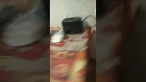 Бабушка разделывает рыбу.