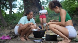 Словили и приготовили игуану на обед. Фирменное блюдо Колумбии