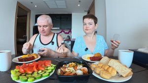 Мукбанг я в ШОКЕ с Вована, НИЧЕМУ его жизнь НЕ УЧИТ! Читаю ему НОТАЦИИ! Семейный обед в Таиланде