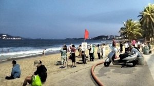 Вьетнамцы делают медитативные практики на пляже вечером