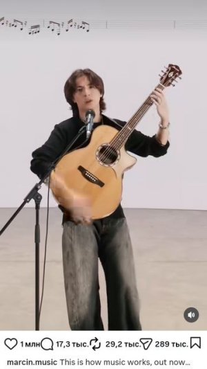 Тем кто любит музыку, 🎸 гитару, чувак играет и поет