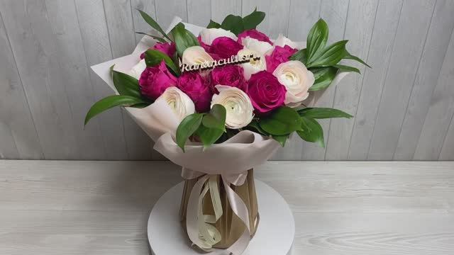 Букет из бело-розовых ранункулюсов и красных роз смотреть онлайн