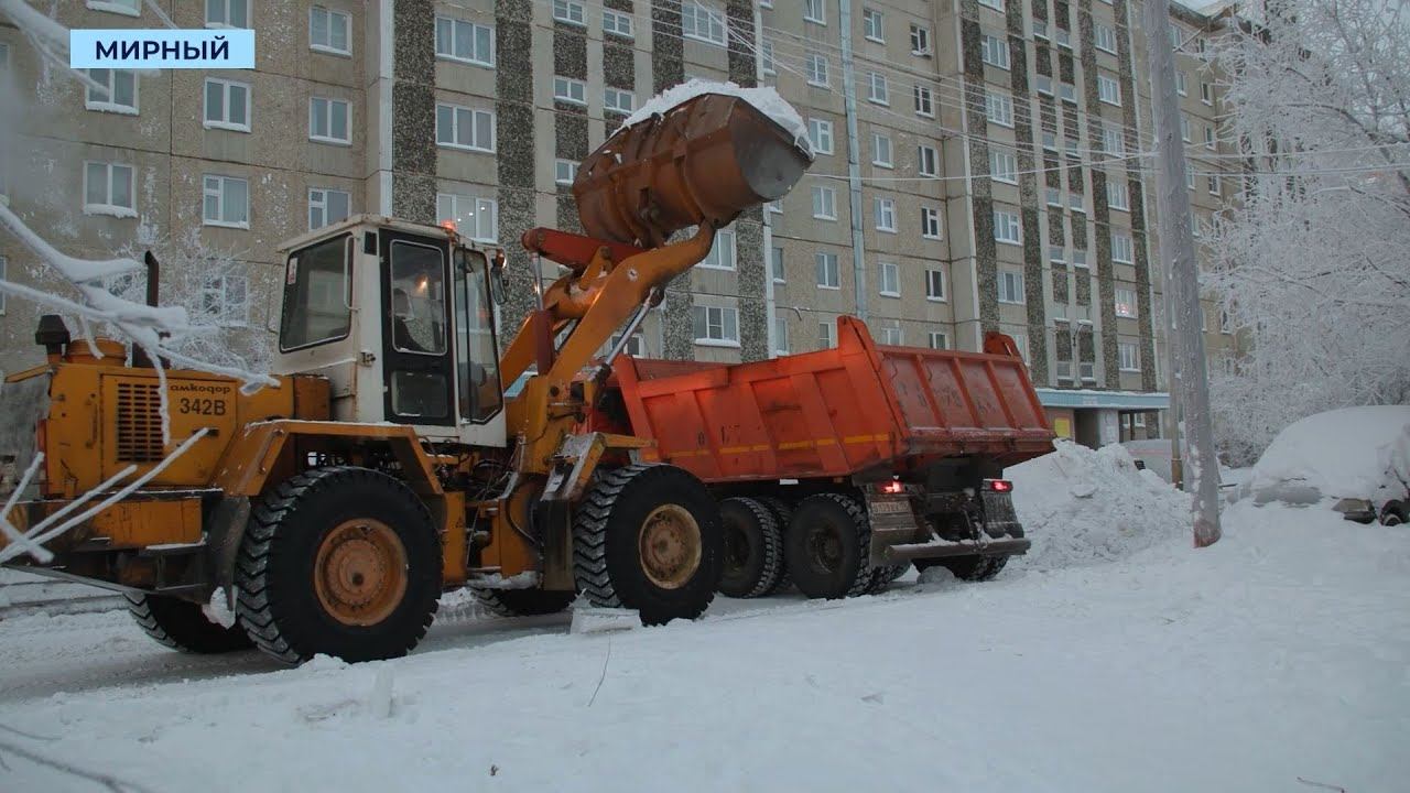 Снегоуборочная техника чистит улицы Мирного после 40-градусных морозов смотреть онлайн