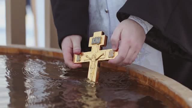 О службах, освящении воды, омовении в купели 18, 19 января смотреть онлайн