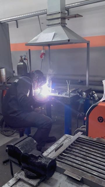 Процесс обучения в школе сварки РВТ смотреть онлайн