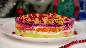 Вкусно и сытно! Слоёный салат с говядиной, овощами и зёрнами граната.