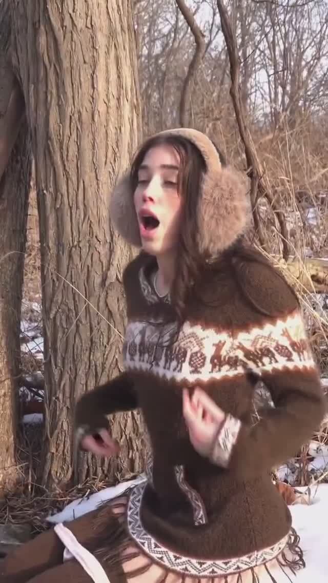 села голой попой в снег. посмотрим отпечаток? смотреть онлайн