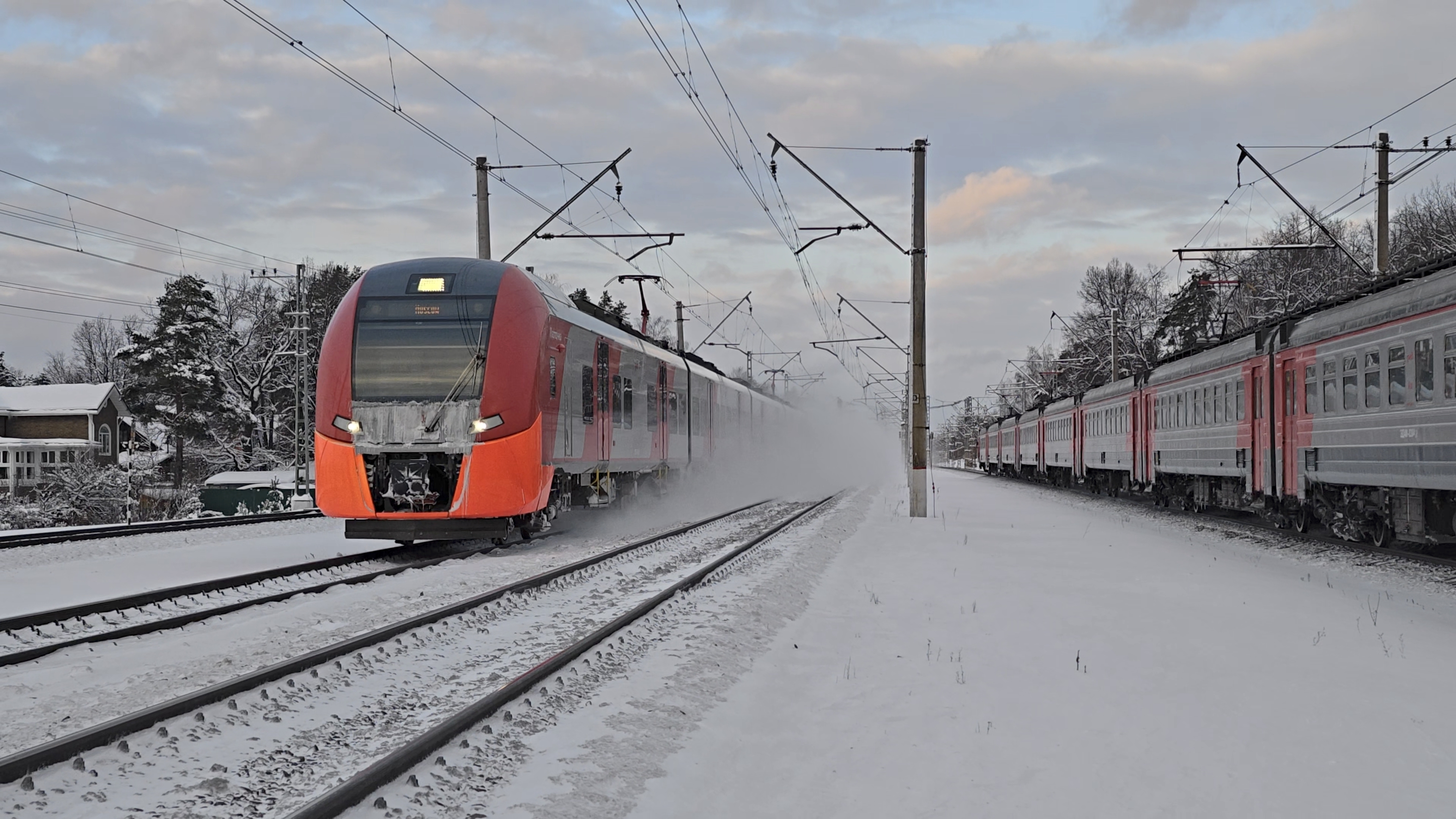 две разных электрички | Ласточка ЭС1П-023 поезд №743 Кострома–Москва и ЭД4М-0304 в Сергиев Посад смотреть онлайн