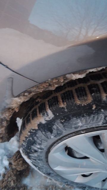 Чистим передние арки от налипшего снега на Лада Веста смотреть онлайн