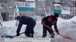 На Камчатке устраняют последствия снежного шторма, в Крыму гололедица, в Москве мороз.