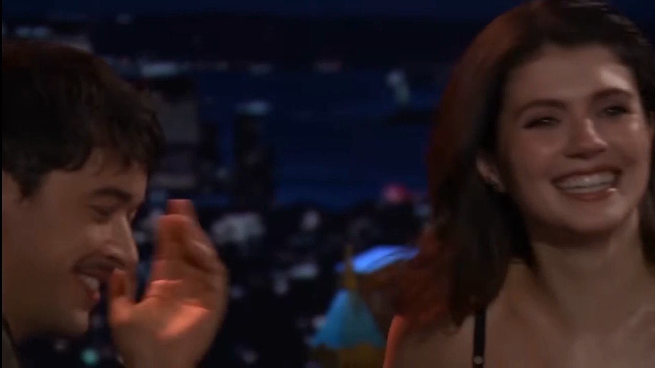 «Мы снимали на нудистском пляже» — Эмили Бейдер и Том Блит рассказывают о людях, которых мы смотреть онлайн