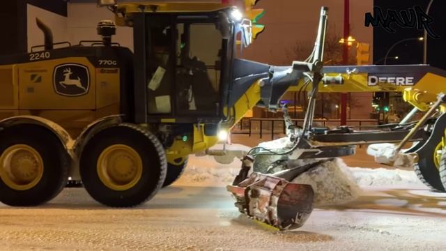Масштабная операция по уборке снега с использованием 10 грейдеров CAT и Deere смотреть онлайн