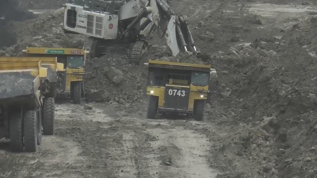 Экскаватор Liebherr R9350 перемещается для продолжения погрузки вскрышных пород смотреть онлайн