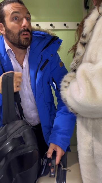 В России можно опаздывать… но нельзя не посидеть 😄