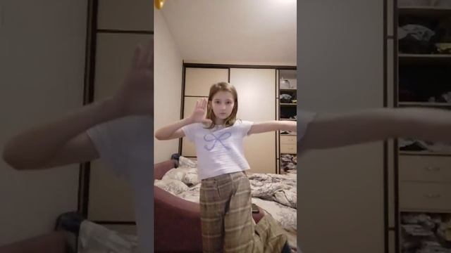 Танцы к-поп показываю медленно