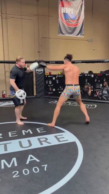 Джонни Уокер в зале 🔥 смотреть онлайн