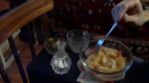 Печеная картошка с луком фри, соленый огурчик и рассол