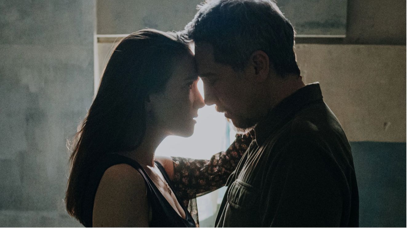 «Женщина в цепях» (2025) — Охота за истиной сквозь десятилетия смотреть онлайн