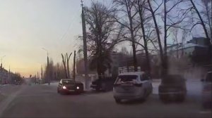 Водитель не справился с управлением автомобиля и влетел в припаркованные машины.