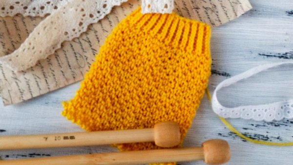 Вместо лицевой глади / простенький фоновый узор / вяжется узор без схемы.