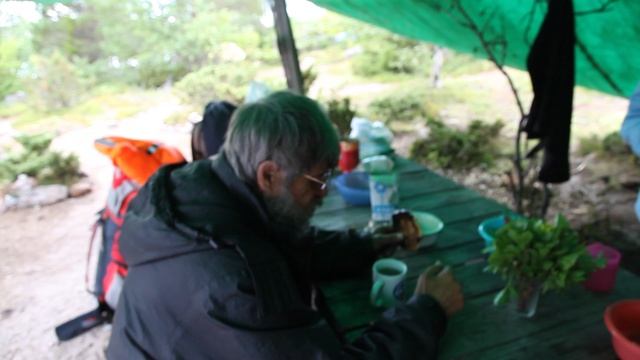 © "Валентин Николаенко с кофе" 2011 Экспедиция "Наследие Гипербореи 2011" MVI_1231