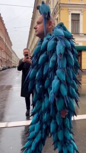 Необычный костюмчик / Нейросеть видео/ ИИ