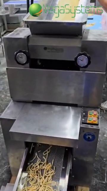 Вот как делают лапшу #machine #food #лапша #kitchen #тесто #производство #еда #нарезка смотреть онлайн