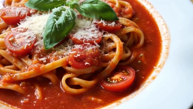 СПАГЕТТИ В ТОМАТНОМ СОУСЕ. Рецепт внутри! С Вас подписка, лайки и комменты! смотреть онлайн