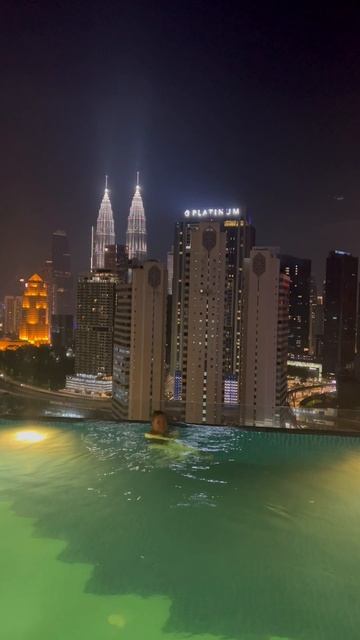 Ночной бассейн с видом на башни Петронас #dreamway #малайзия #куалалумпур #shorts #shortsvideo смотреть онлайн