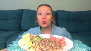 Мукбанг гречка с сосиской, яйца варненые, салат овощной. Еда вкуснота.