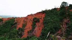 Бульдозер - D7R работает на краю утеса.