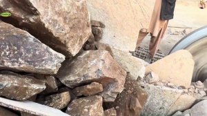 Строительство, дробление щебёнки