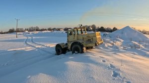 Трактор кировец (К700). Дрифт на кировце по заснеженному полю.
