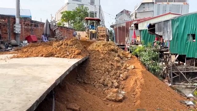 Start Opening New Project!!Bulldozer KOMAT_SU D20P pushing Soil into Concrete road& 5Ton Trucks. смотреть онлайн