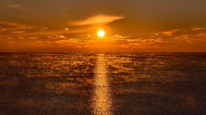 Зимнее море и рассвет в городе Феодосия