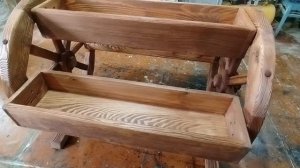 Кашпо из колëс телеги из массива дерева под старину.