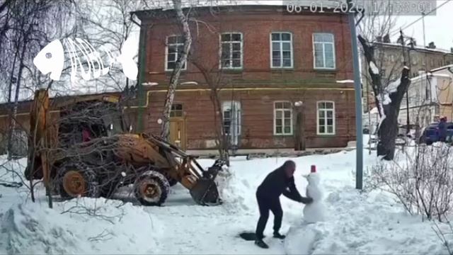 В Оренбурге водитель будьдозера пощадил снеговика во время уборки снега