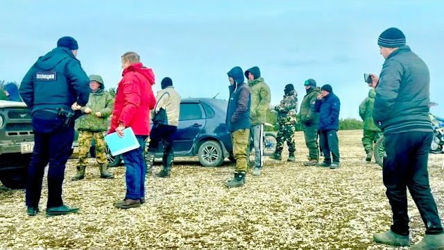 Дело дошло до участия полиции, Олегу Зубкову перекрывают дорогу и не дают гнать табун в тепло! смотреть онлайн