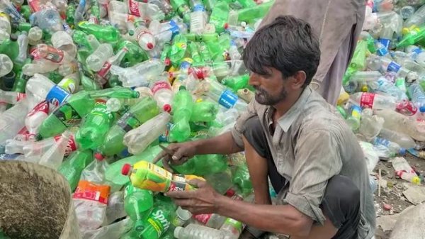 Как перерабатывают миллионы пластиковых бутылок и производят пластиковые стулья